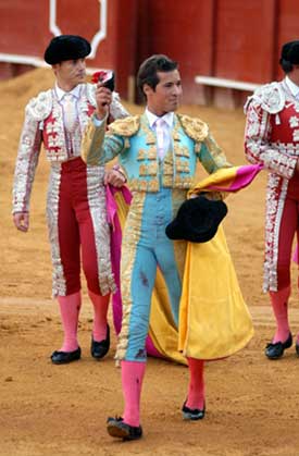 Cesar Jimnenez con su premio.