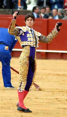 Castella mostrando su triunfo.