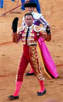 Liria pasea su premio