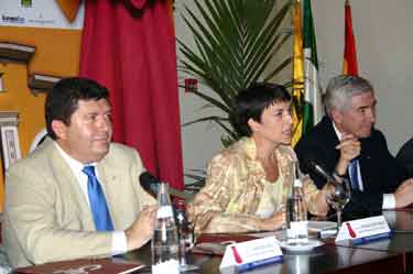 El alcalde de Los Barrios Alonso Rojas, La conserjera Evangelina Rajano y el Delegado de gobernaci�n en C�diz Sr. G�mez Peri�an