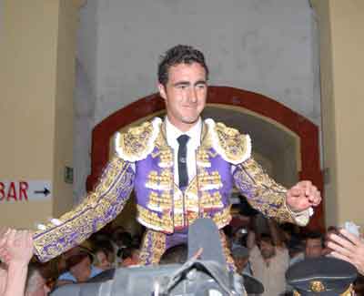 El Fandi a hombros