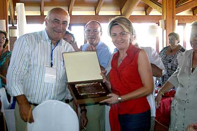 La concejal de Roquetas y el presidente de la Asociaci�n de escuelas taurinas.
