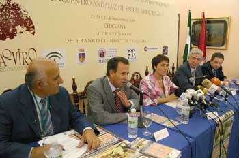 Eduardo Ordo�ez, el alcalde de Chiclana y las autoridades provinciales.