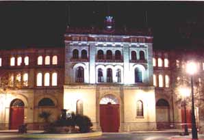 Vista noctura de la Puerta Grande