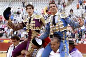 Manzanares y Jiménez Fortes, a hombros en Palencia tras cortar dos orejas